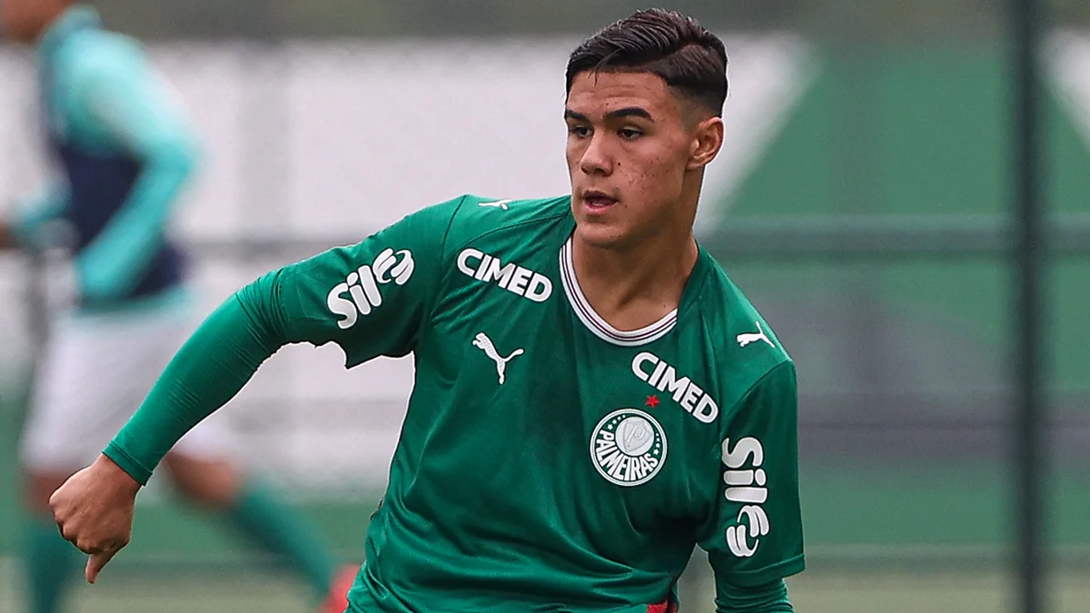Gustavo Galan, do Palmeiras Sub-15, em lance contra o Jabaquara