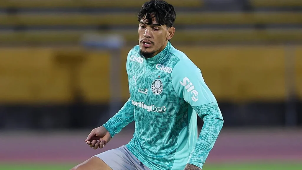 Gustavo Gómez, bicampeão da Libertadores pelo Palmeiras, em treino em Quito