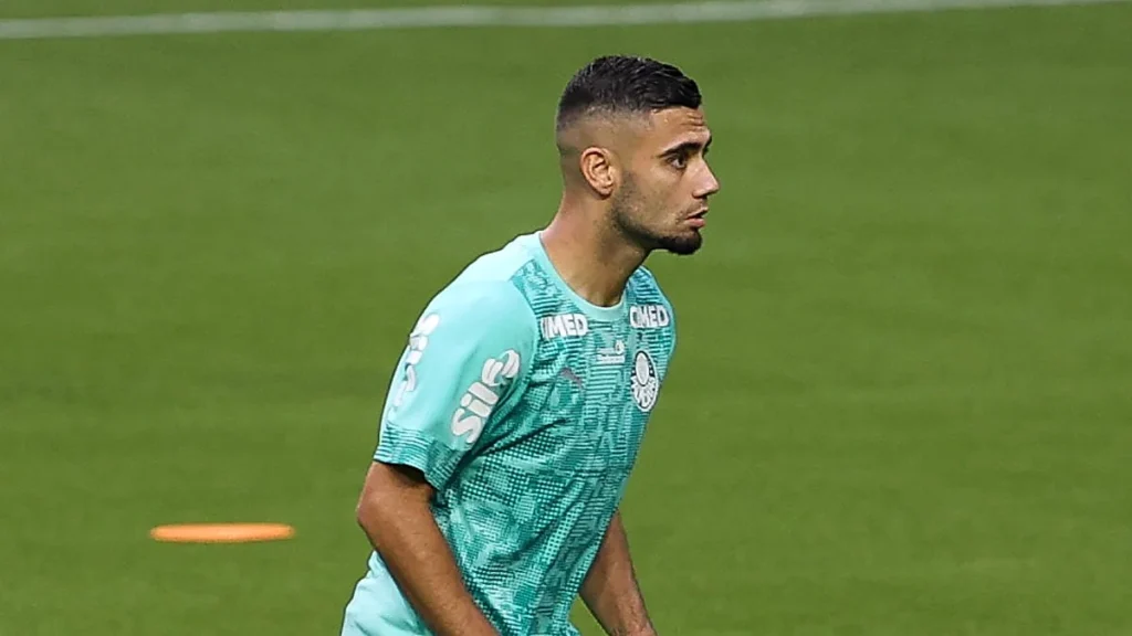 Andreas Pereira, do Palmeiras, em treino no gramado do Nubank Parque