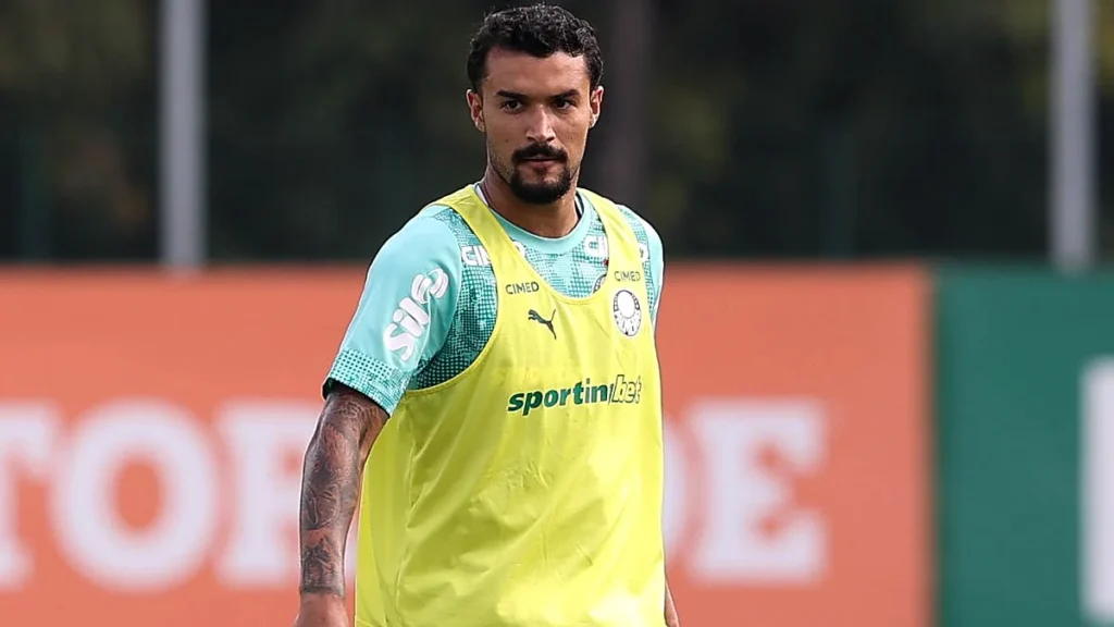 Lateral Jefté durante treino do Palmeiras
