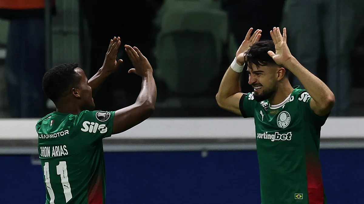 Jhon Arias comemora gol pelo Palmeiras