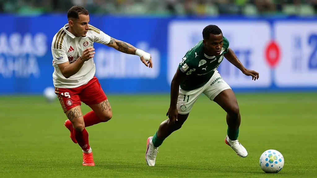 Jhon Arias, do Palmeiras, disputa bola em jogo contra o Internacional pelo Brasileirão 2026