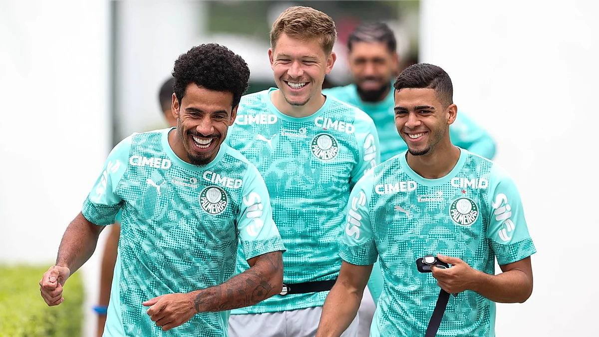 Lucas Evangelista e Arthur, do Palmeiras, durante treino