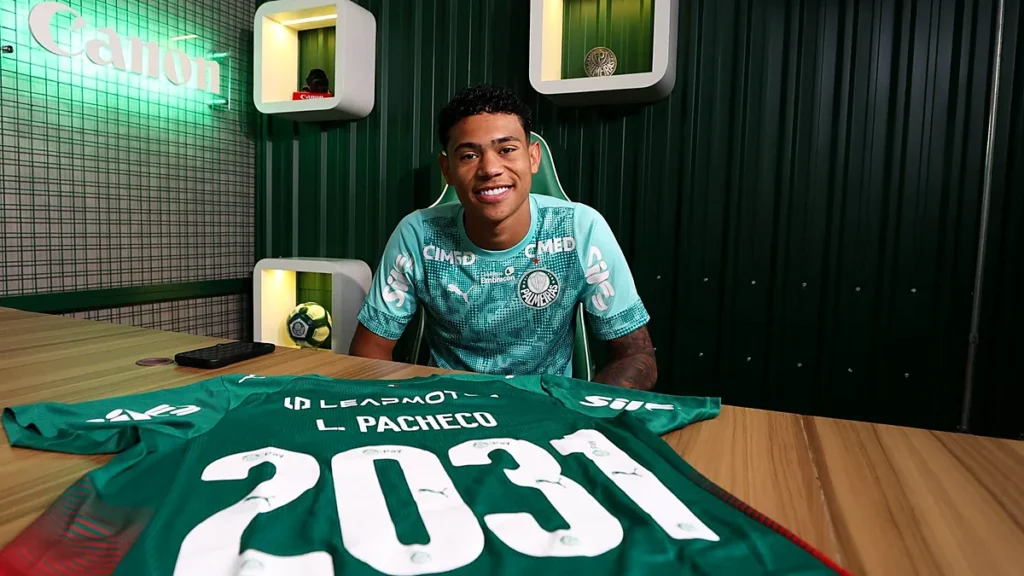 O jogador Luis Pacheco, da SE Palmeiras, renova contrato com o clube, após treinamento, na Academia de Futebol.