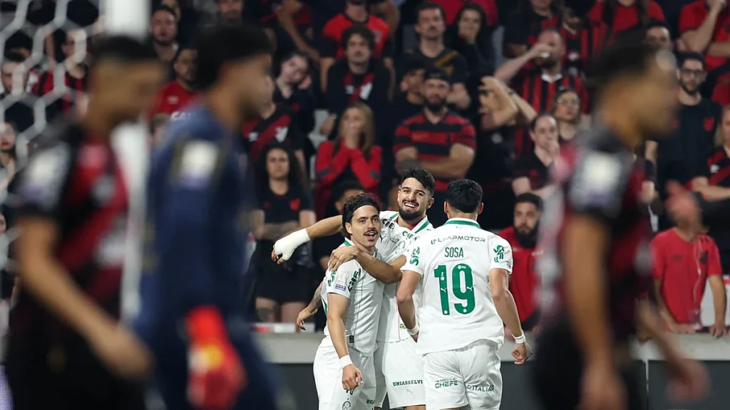 Mauricio, do Palmeiras, comemora gol contra o Athletico-PR em Curitiba
