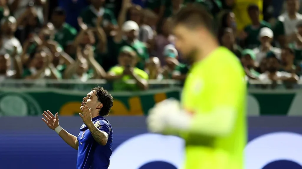 Mauricio, do Palmeiras, comemora gol contra o Bragantino