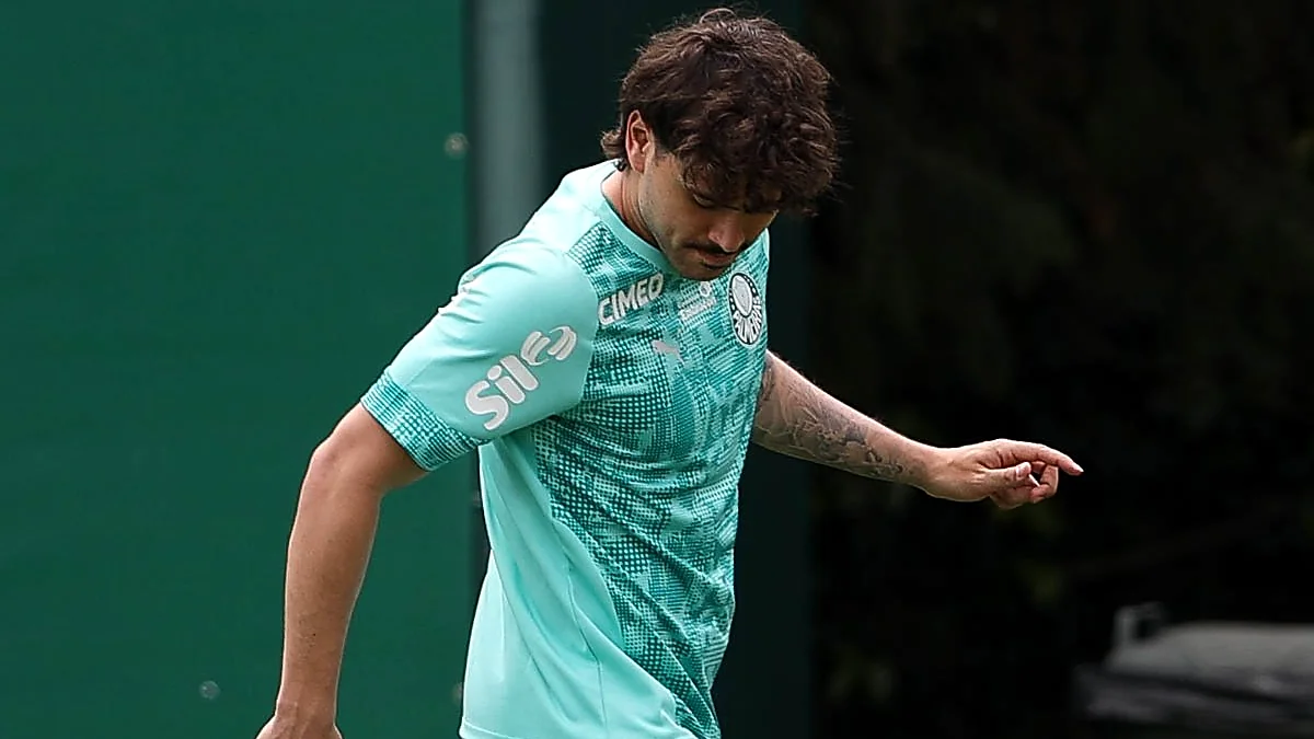 Mauricio, meia do Palmeiras, durante treino na Academia de Futebol