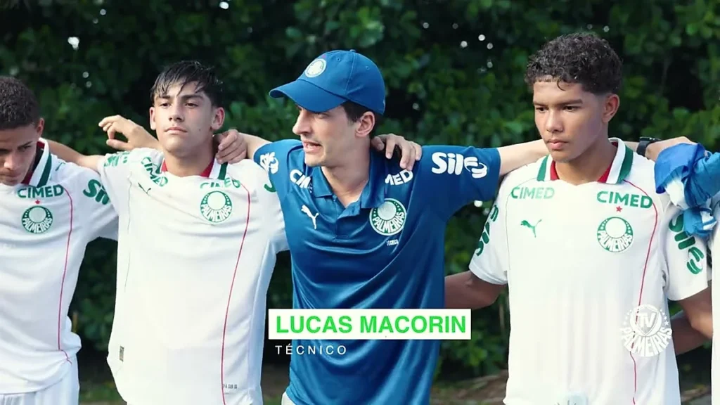 Técnico Lucas Macorin abraçado aos jogadores do Palmeiras na Messi Cup