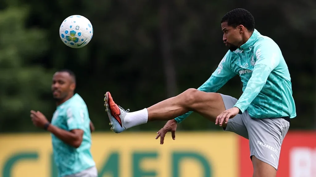 Zagueiro Murilo, do Palmeiras, em treino na Academia de Futebol
