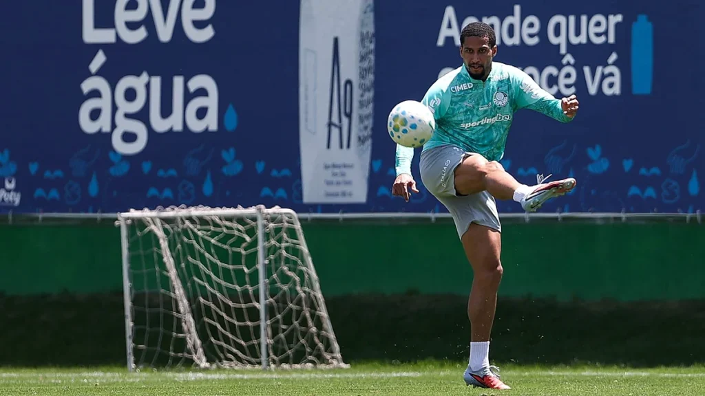 Murilo, zagueiro do Palmeiras, durante treino na Academia de Futebol