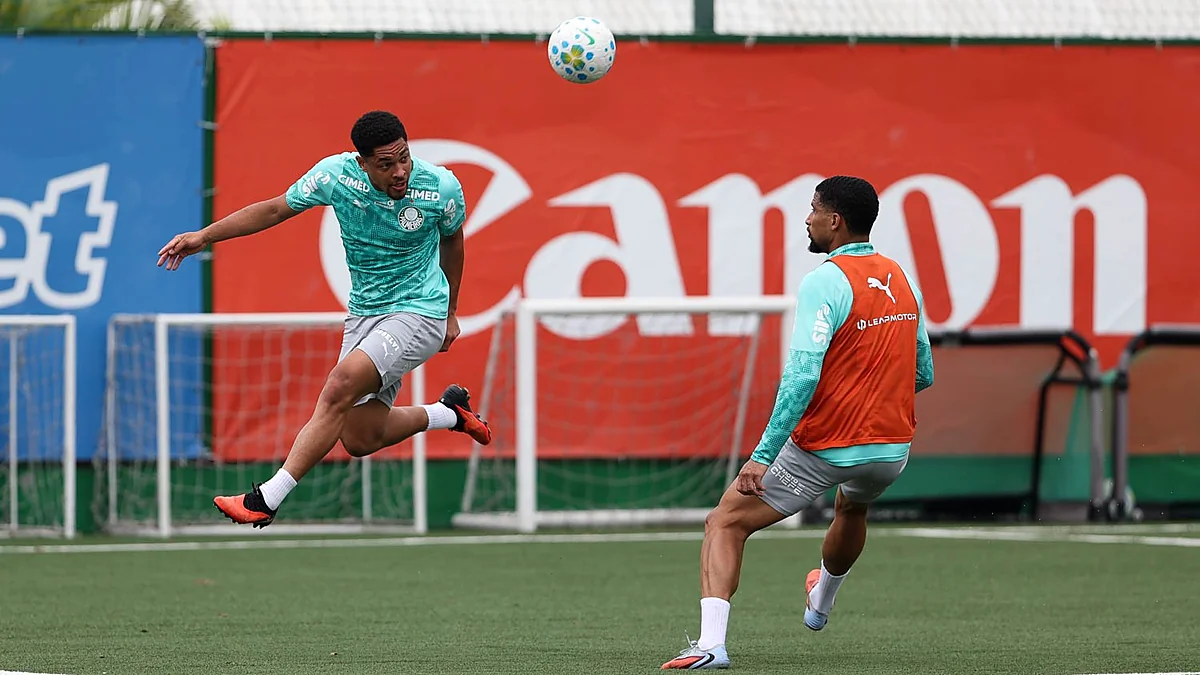 Vitor Roque e Murilo, do Palmeiras, em treino