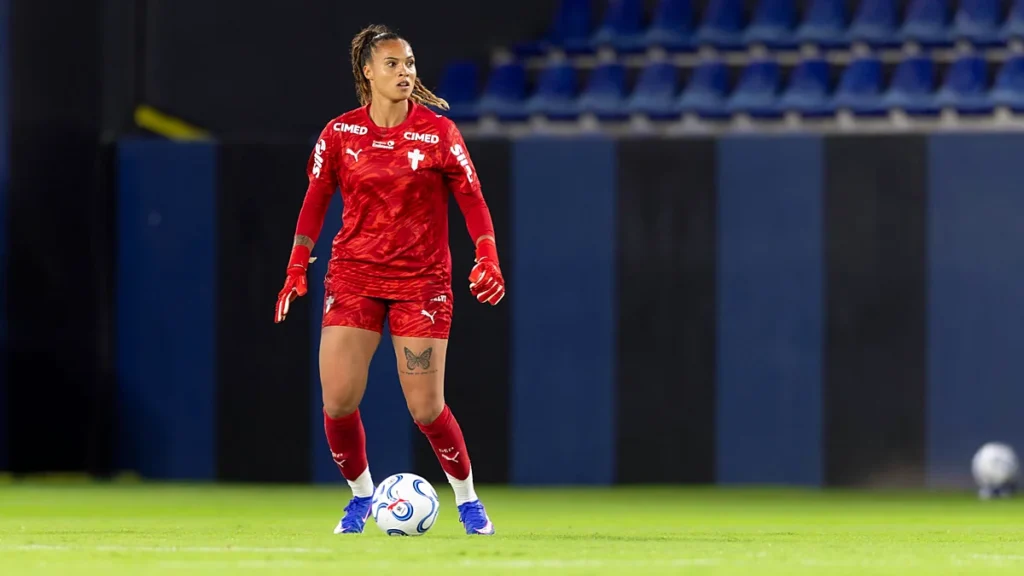 Goleira Natascha, do Palmeiras, com a bola nos pés no Estádio Banco Guayaquil