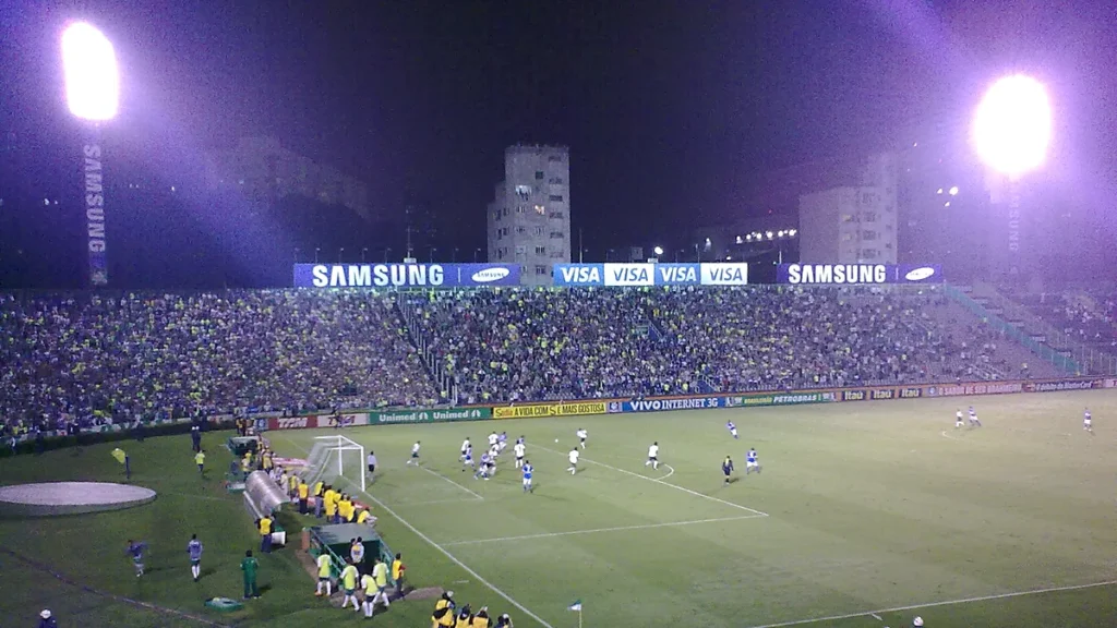 Gramado e arquibancadas do antigo estádio Palestra Itália durante jogo à noite