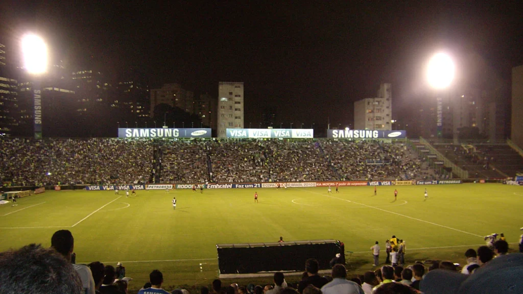 Arquibancadas cheias do Estádio Palestra Italia à noite, em 2010