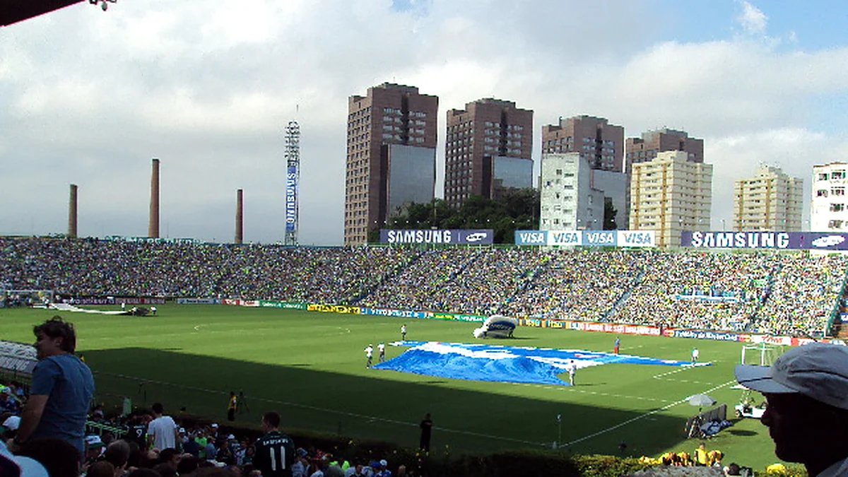 O antigo Palestra Italia em dia de jogo do Palmeiras, em 2009