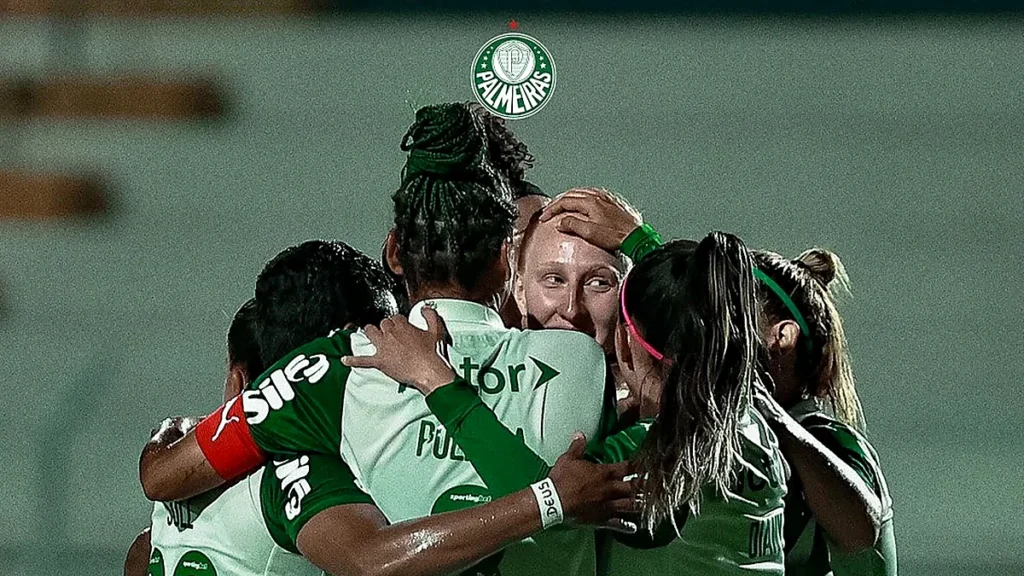 Jogadoras do Palmeiras abraçadas comemorando