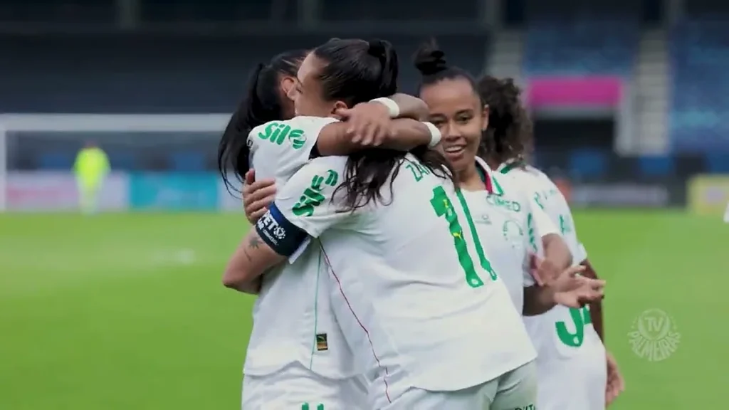 Jogadoras do Palmeiras comemoram gol na Libertadores Feminina, em Quito