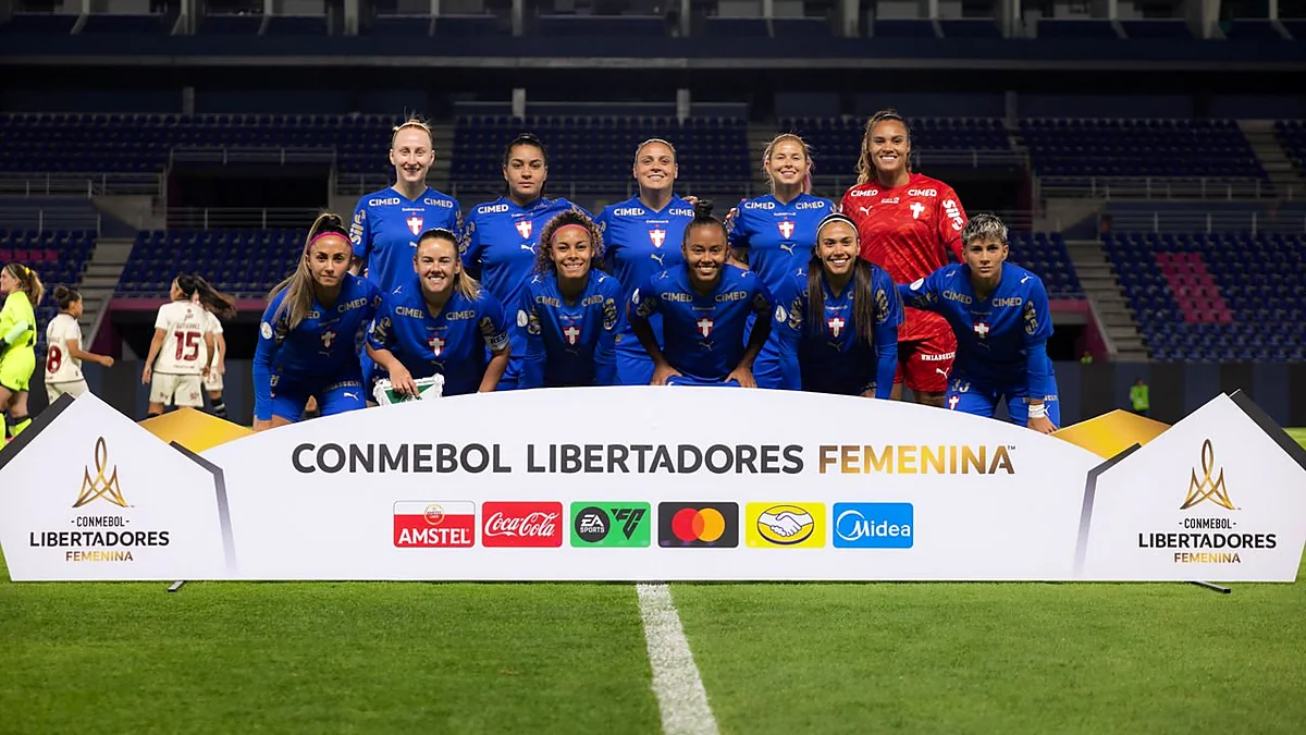 Time do Palmeiras feminino posa para foto antes da estreia na Libertadores Feminina em Quito