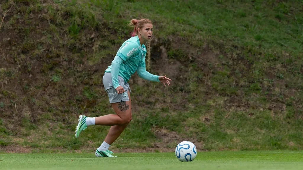 Jogadora do Palmeiras no primeiro treino das Palestrinas em Quito, no Equador