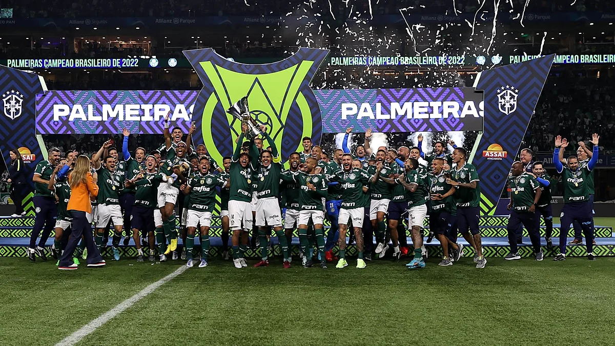 Elenco do Palmeiras comemora o título do Campeonato Brasileiro de 2022 com a taça no gramado do Allianz Parque