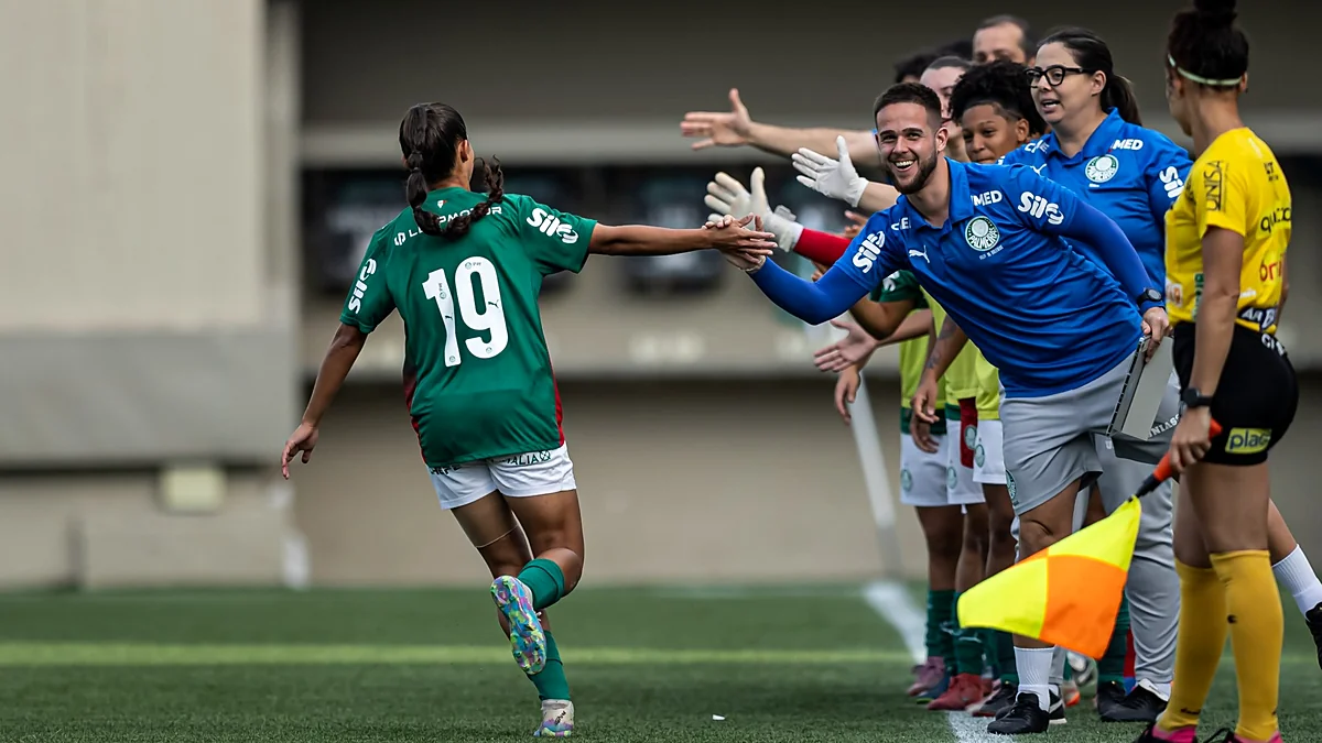 Jogadora do Palmeiras Sub-20 comemora com a comissão técnica em jogo do Paulista Feminino