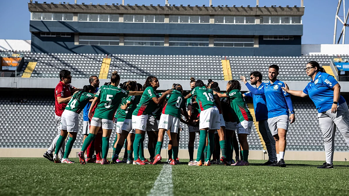 Jogadoras e comissão técnica do Palmeiras Sub-20 reunidas no gramado