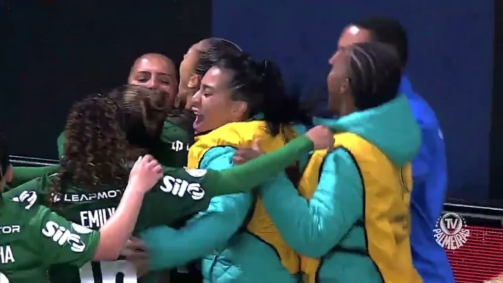 Jogadoras do Palmeiras feminino comemoram gol na Libertadores Feminina 2026, antes das quartas contra o Santa Fe