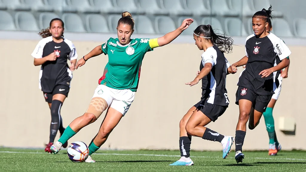 Jogadoras do Palmeiras Sub-20 em partida contra o Corinthians pelo Paulista F Sub-20