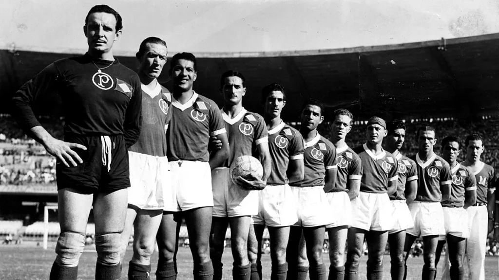 Time do Palmeiras campeão mundial de 1951 perfilado no Maracanã antes da final da Copa Rio contra a Juventus