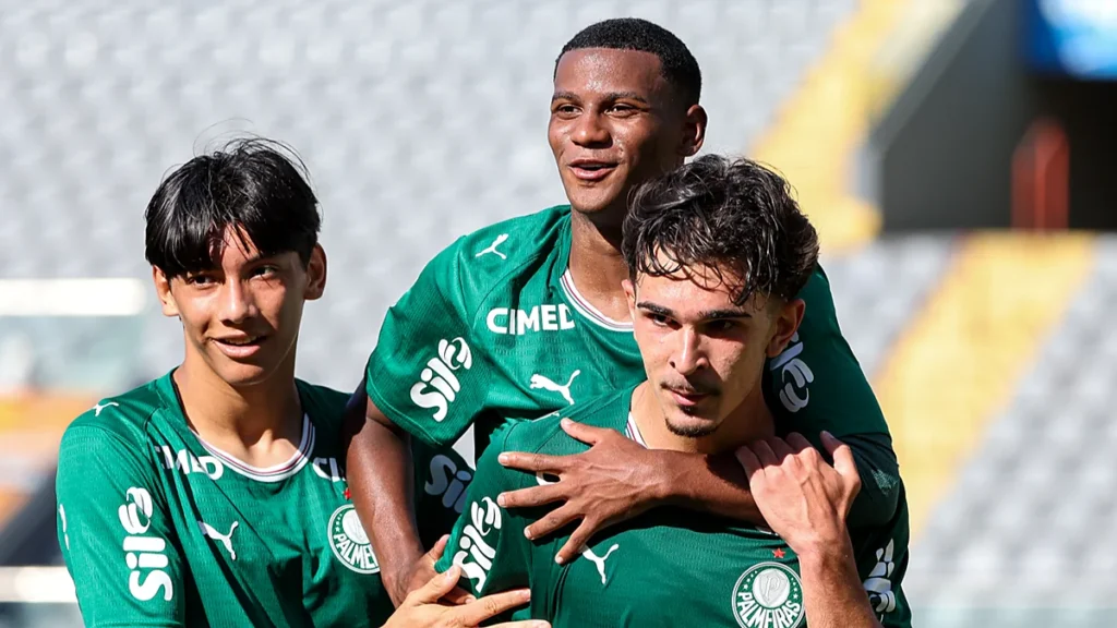 Jogadores do Palmeiras em jogo das oitavas do Paulista de base