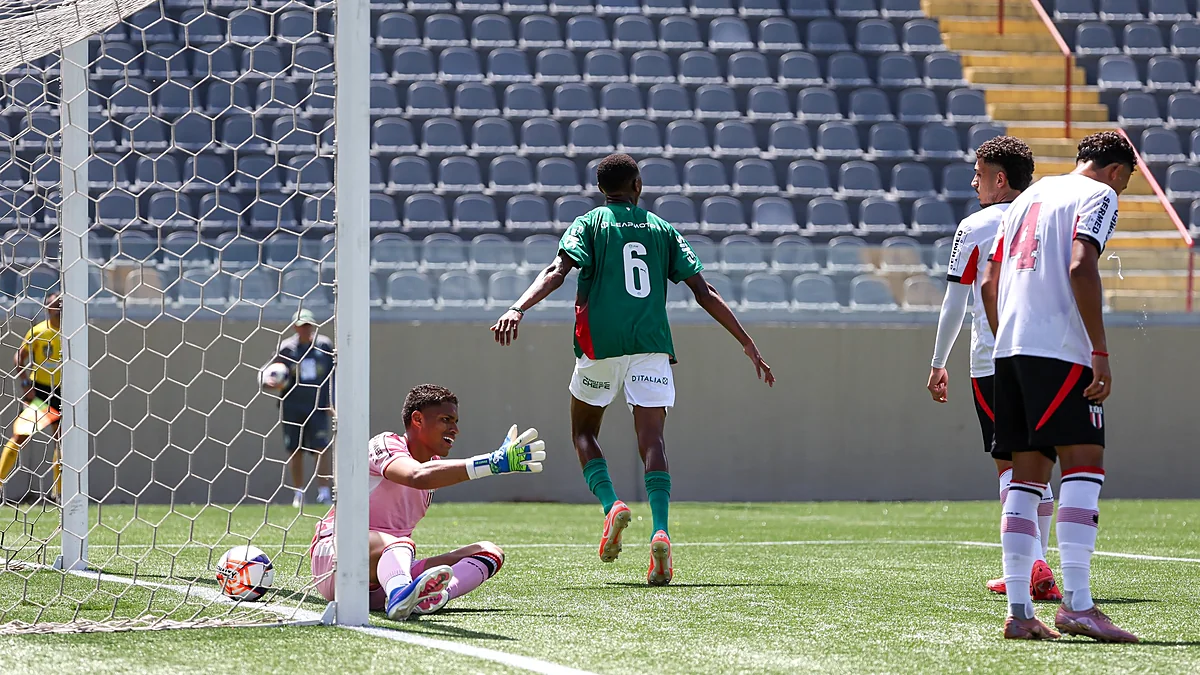 Goleiro do Botafogo-SP caído e bola na rede em gol do Palmeiras Sub-20 na Arena Crefisa Barueri