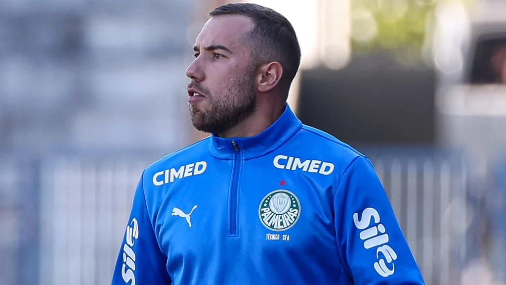 Técnico Allan Barcellos, do Palmeiras Sub-20, à beira do campo