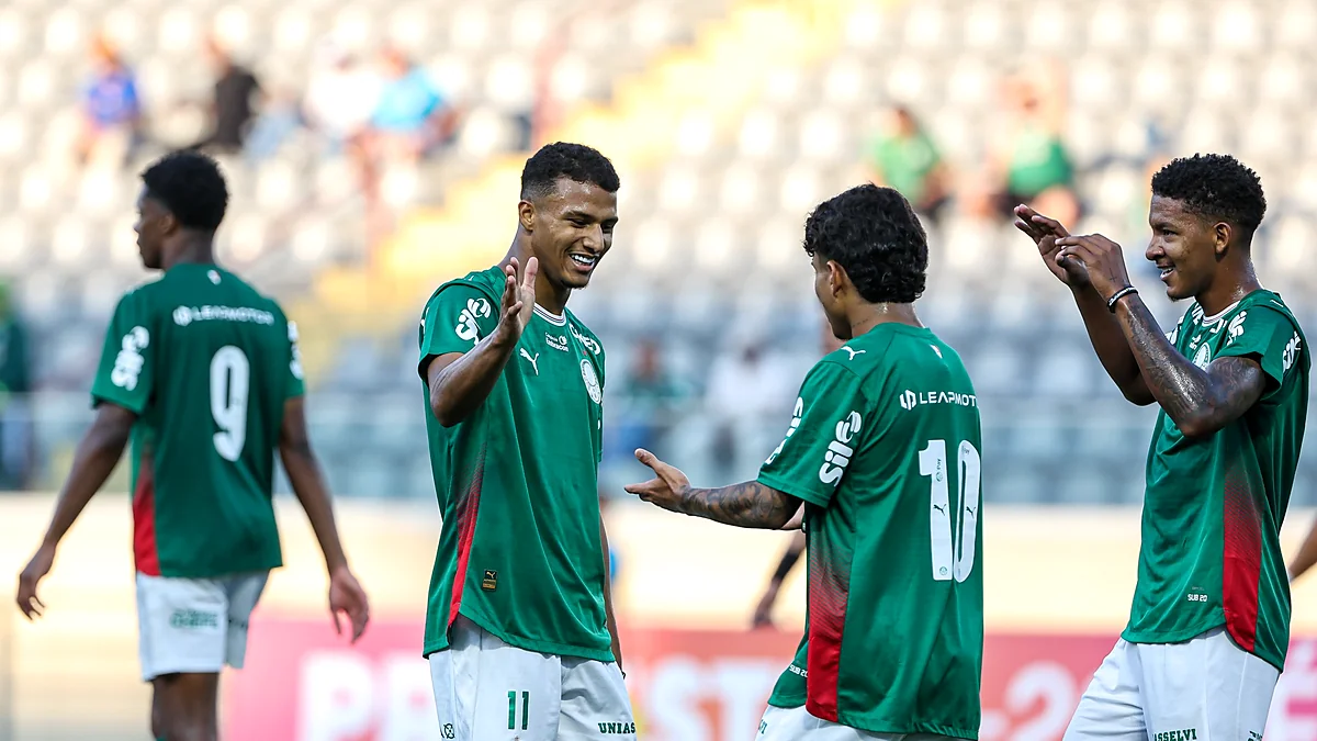 Jogadores do Palmeiras Sub-20 comemoram gol contra o Ituano, em Barueri