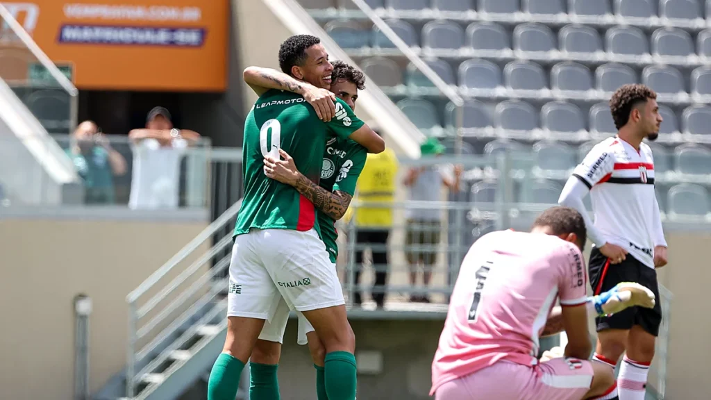 Jogadores do Palmeiras Sub-20 se abraçam para comemorar gol contra o Botafogo-SP em Barueri