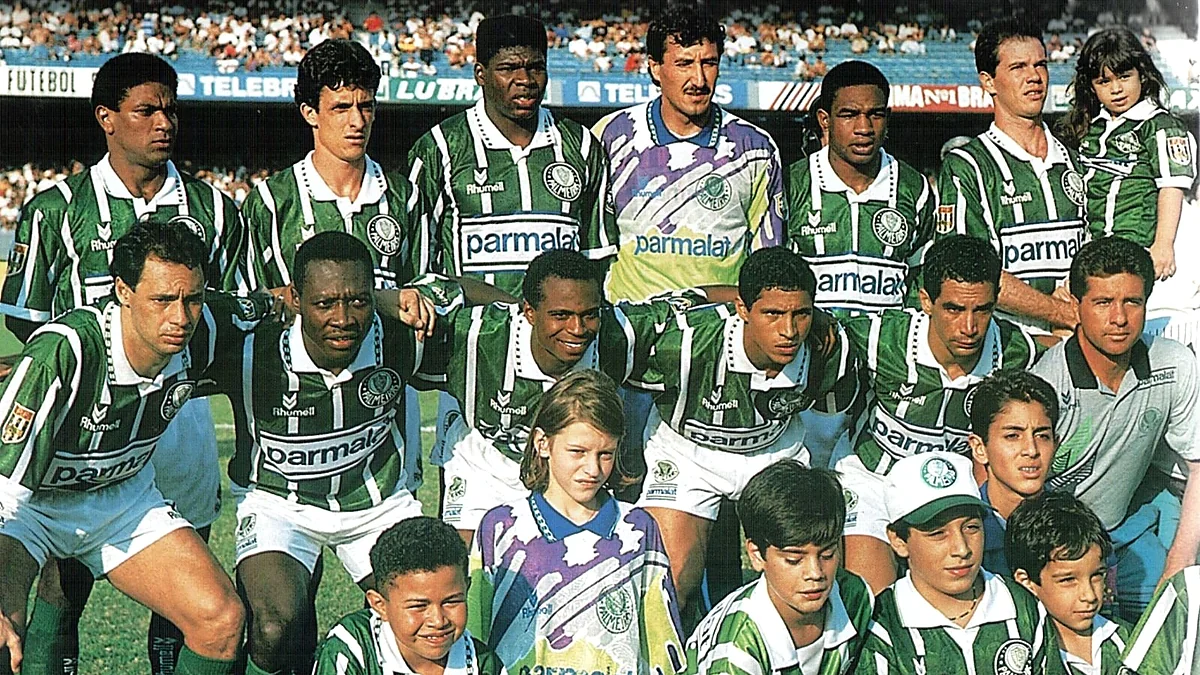 Jogadores do Palmeiras de 1994, com a camisa da Parmalat, posam para foto oficial com crianças no gramado