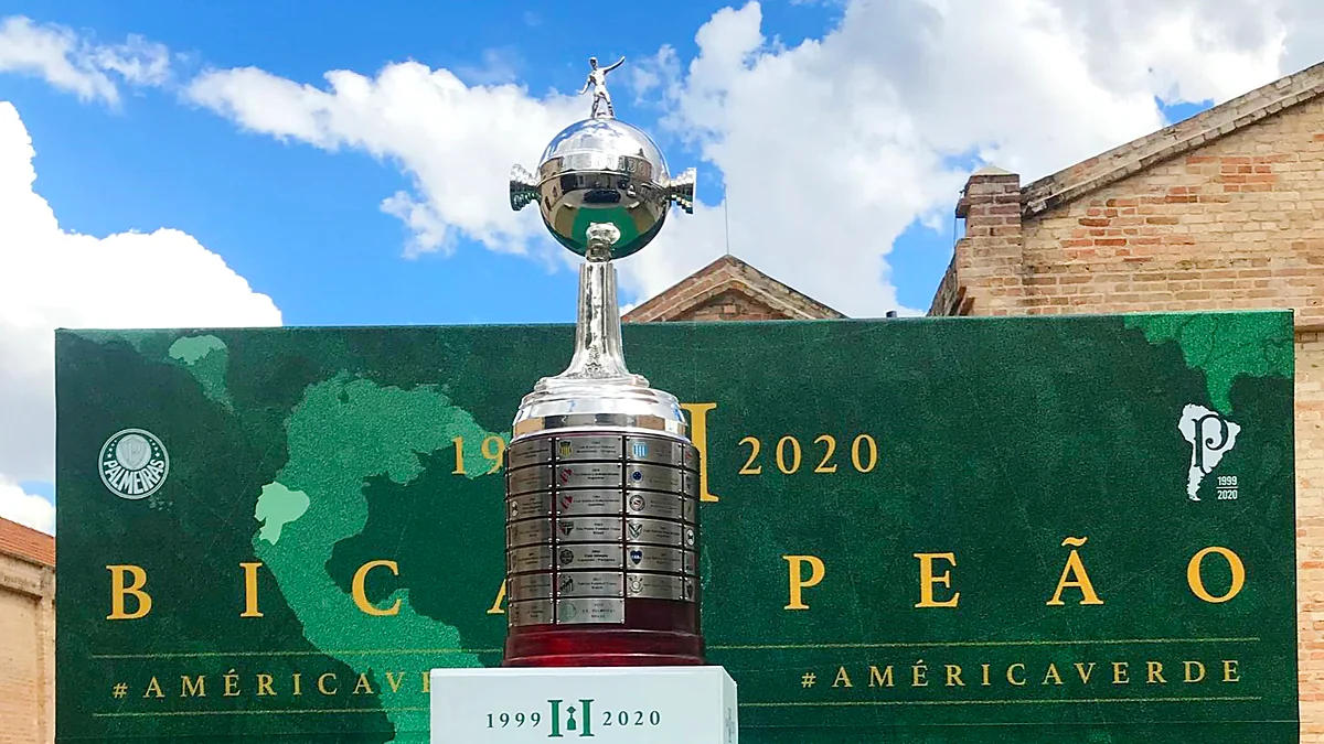 Troféu da Libertadores exibido pelo Palmeiras, campeão continental em 1999, 2020 e 2021