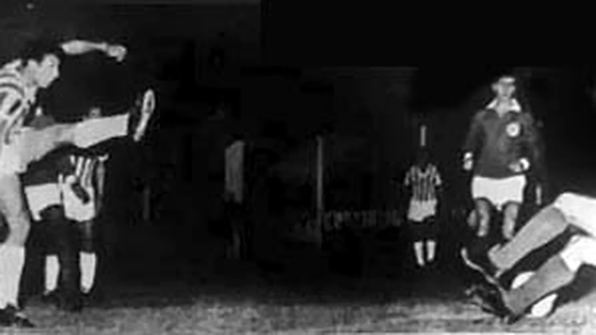 Jogadores de Palmeiras e Estudiantes em lance da final da Libertadores de 1968