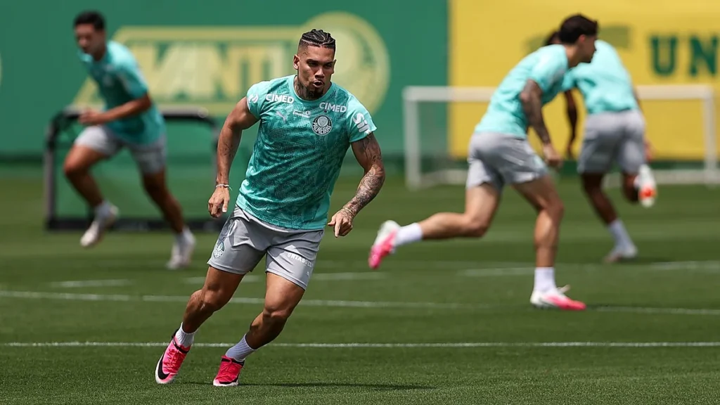 O jogador Paulinho, da SE Palmeiras, durante treinamento, na Academia de Futebol.