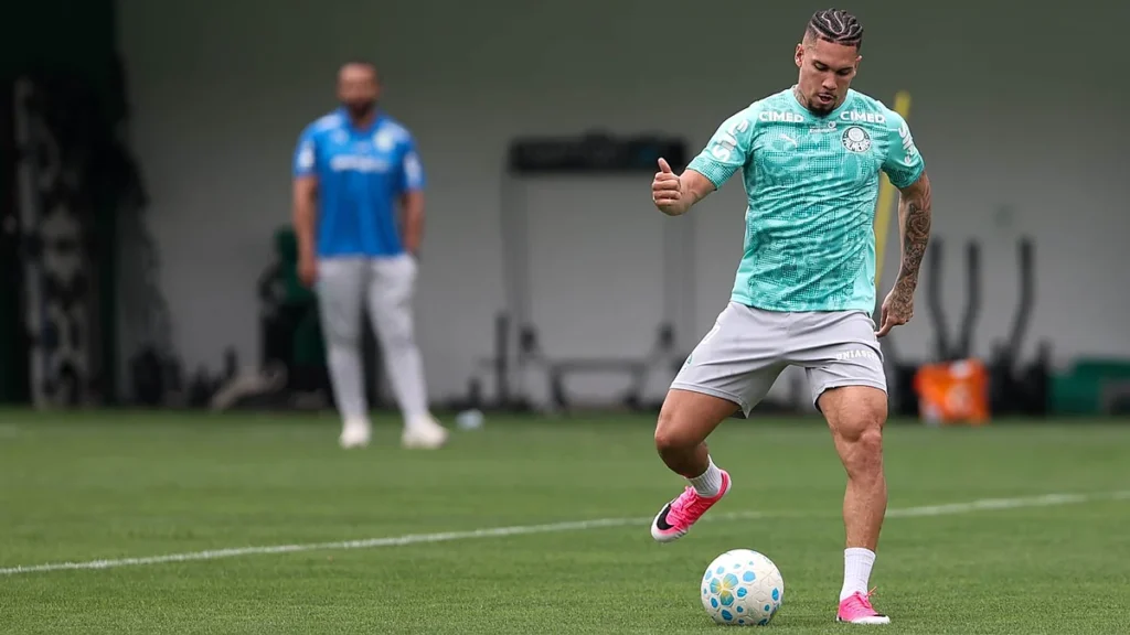 Paulinho, do Palmeiras, durante treino na Academia de Futebol