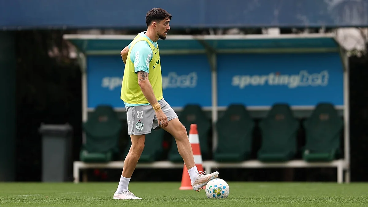 Lateral Joaquín Piquerez, do Palmeiras, em treino