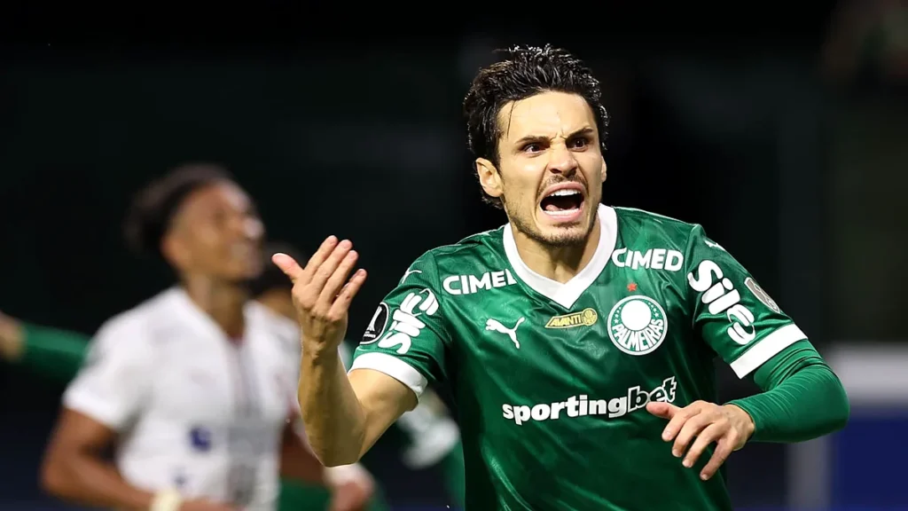 Raphael Veiga, com a camisa do Palmeiras, comemora gol contra a LDU