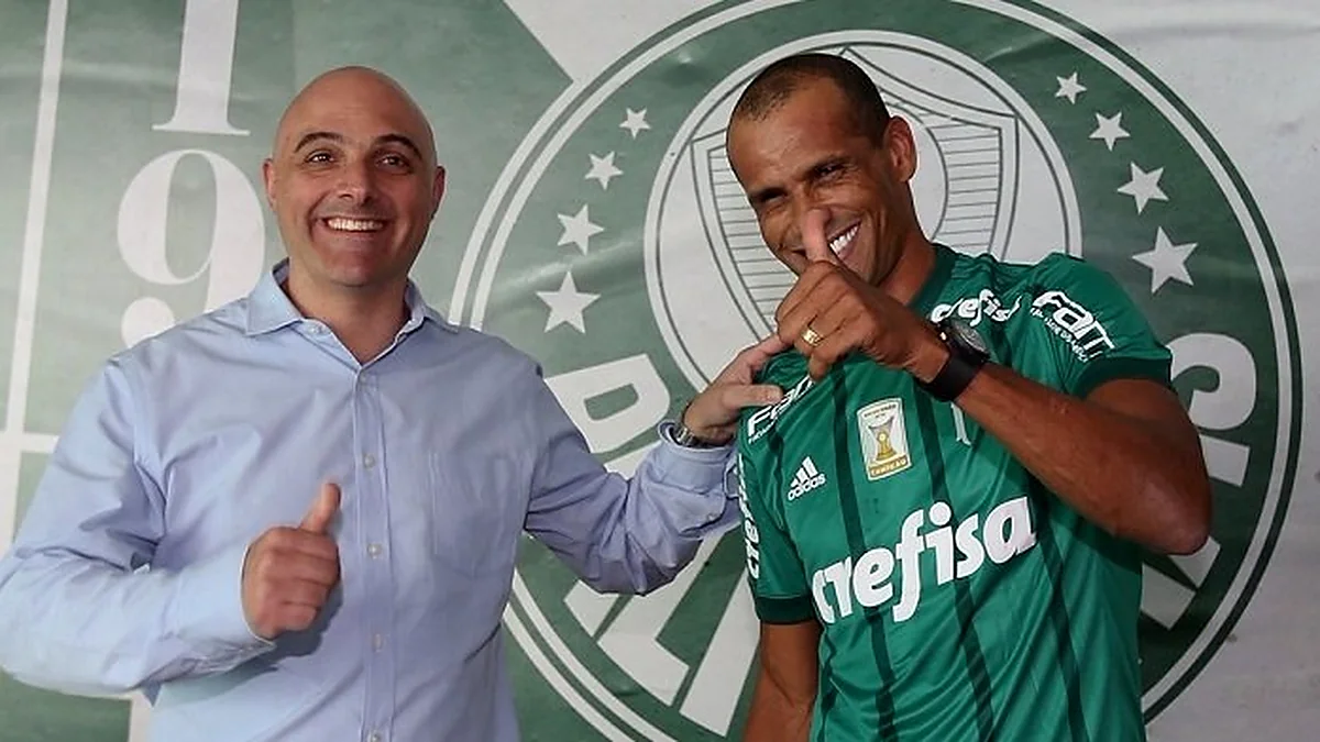 Rivaldo recebe camisa 11 com seu nome na visita à Academia de Futebol, em dezembro de 2017