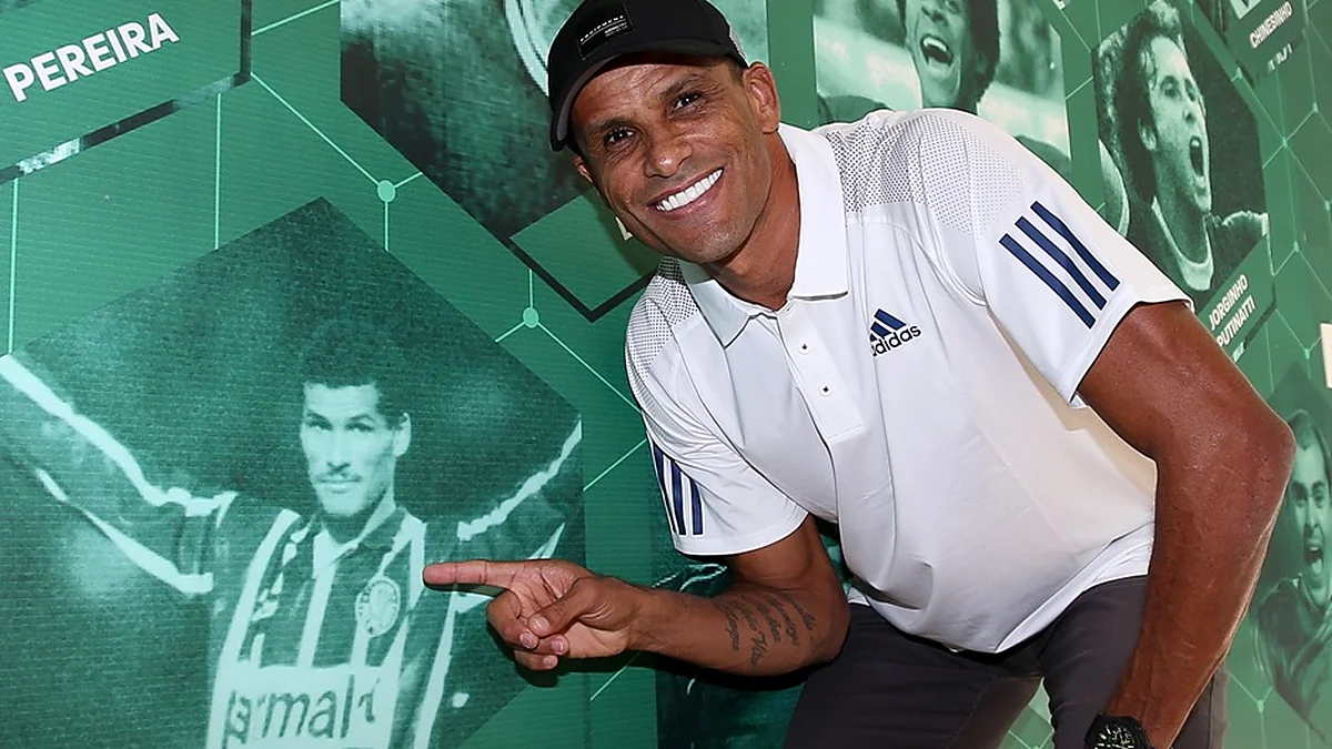 Rivaldo aponta para a própria foto na parede de ídolos da Academia de Futebol, em dezembro de 2017