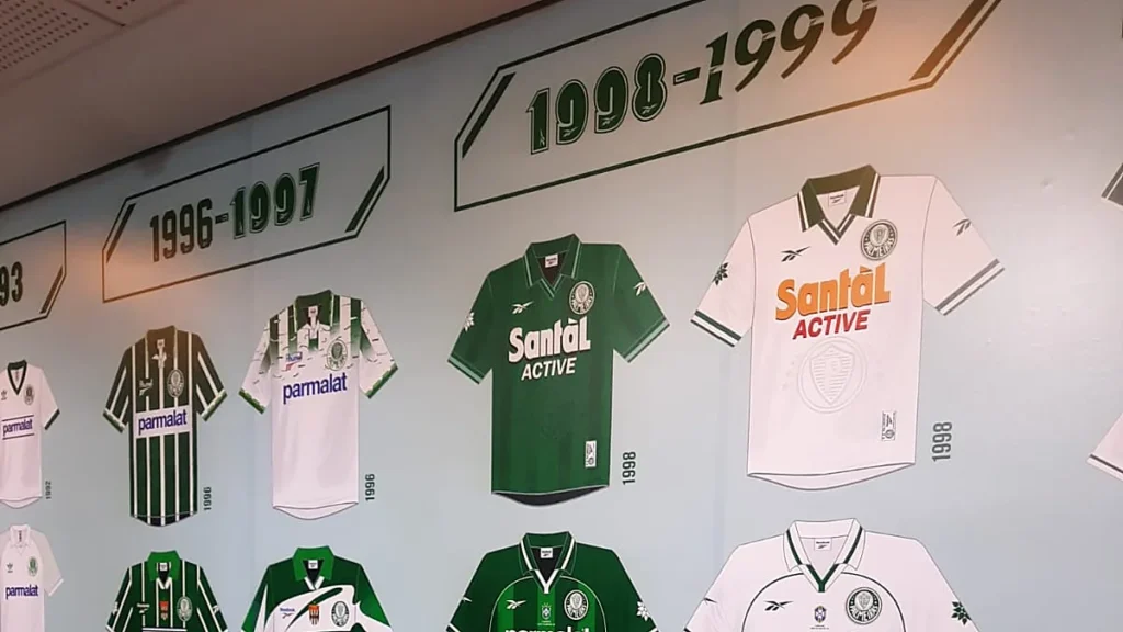 Camisas históricas expostas na sala de troféus do Palmeiras