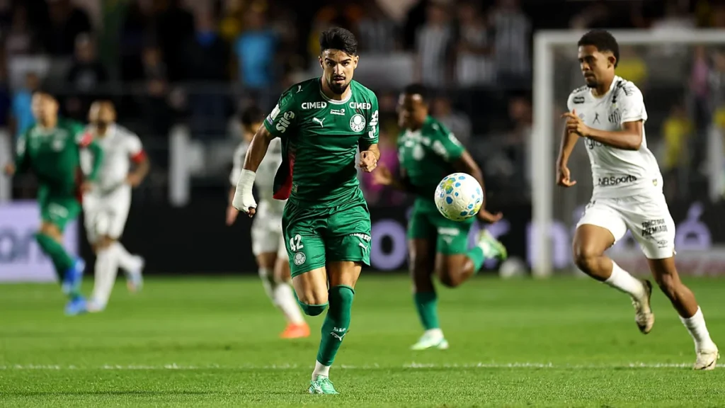 Flaco López, do Palmeiras, em campo contra o Santos na Vila Belmiro