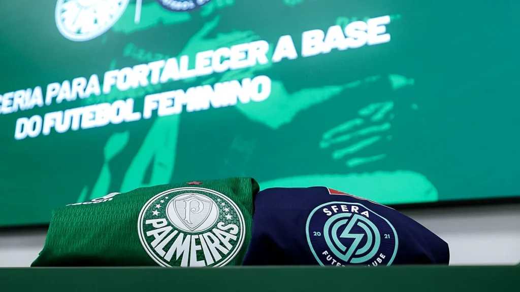 Anúncio da parceria entre Palmeiras e Sfera FC no futebol feminino