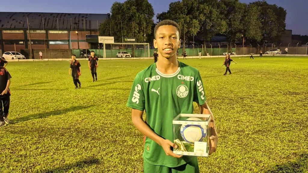 Jogador da base do Palmeiras recebe prêmio na Copa São Ludgero