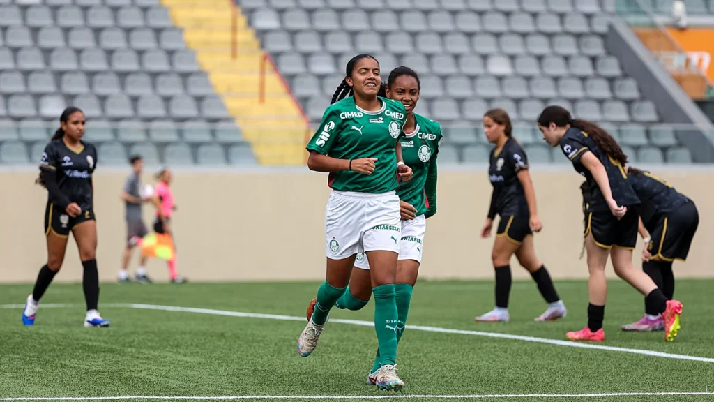 Jogadoras do Palmeiras Sub-20 feminino em jogo contra o Audax