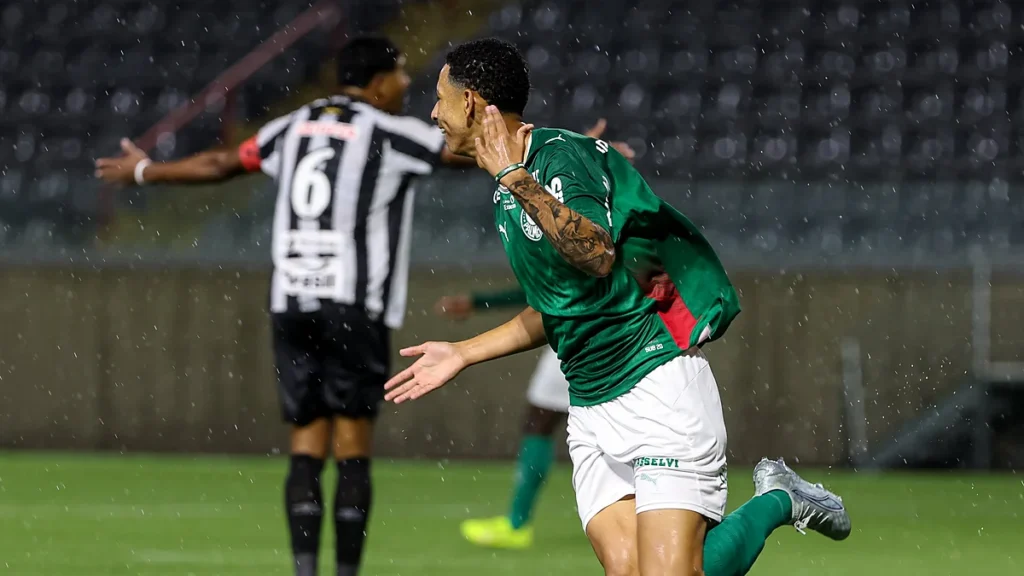 Jogador do Palmeiras sub-20 comemora gol contra o Santos em Barueri