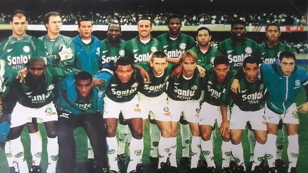 Time do Palmeiras posado para foto em 1998, ano do título da Copa do Brasil